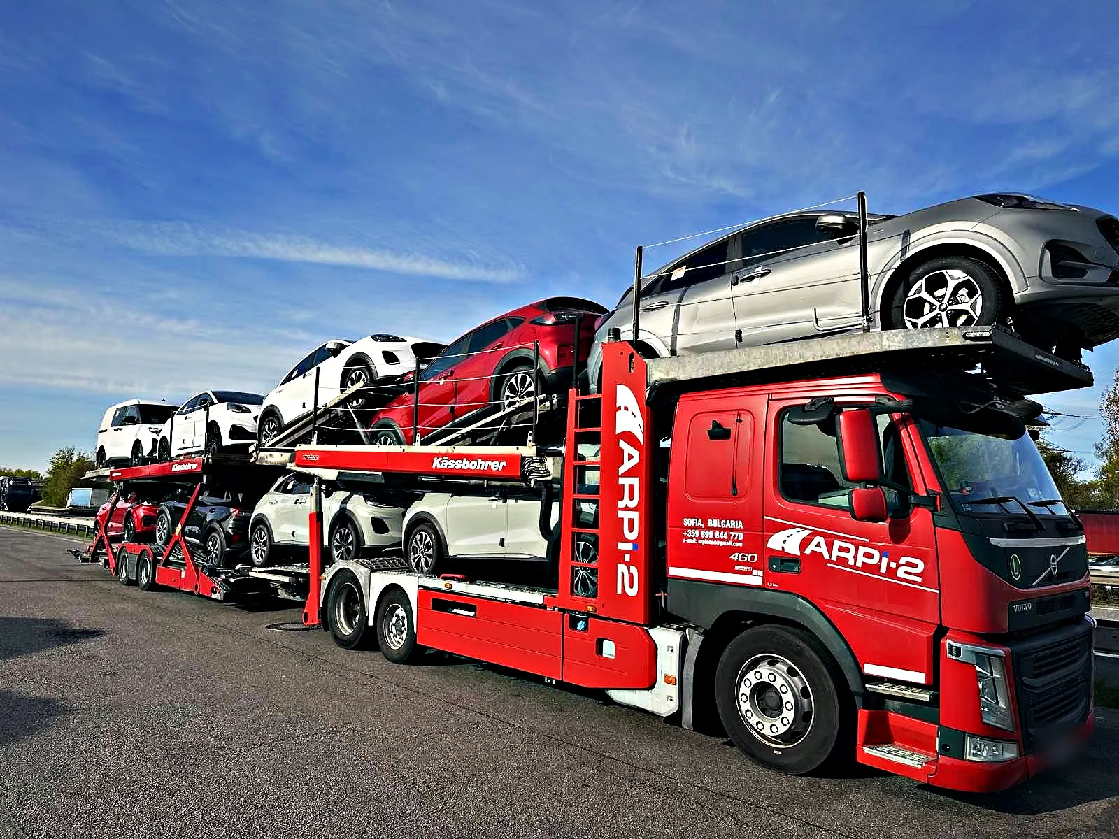 Piros ARPI 2 Volvo autószállító kék ég alatt