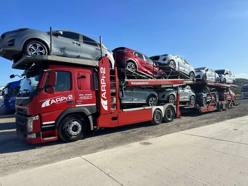 Piros ARPI 2 Volvo autószállító megrakott autókkal
